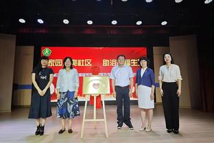 造型挺别致啊？！鼻子受伤的鲍威尔不戴面具 这样包了个纱布